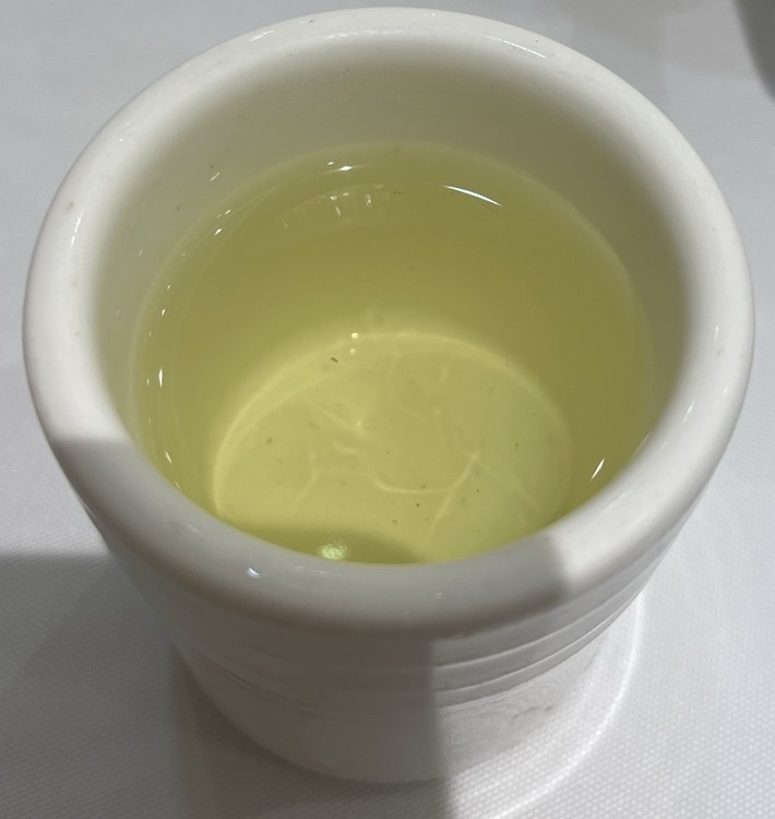 同一张照片中的茶杯细节